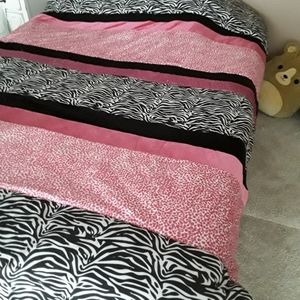 Twin zebra/leopard comforter and sheet set with 1 sham and 1 pillowcase.